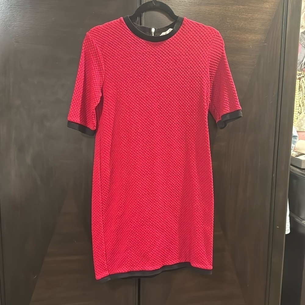 Zara Red Textured Shift Dress with Black Trim Zipper back Size Small GUC
